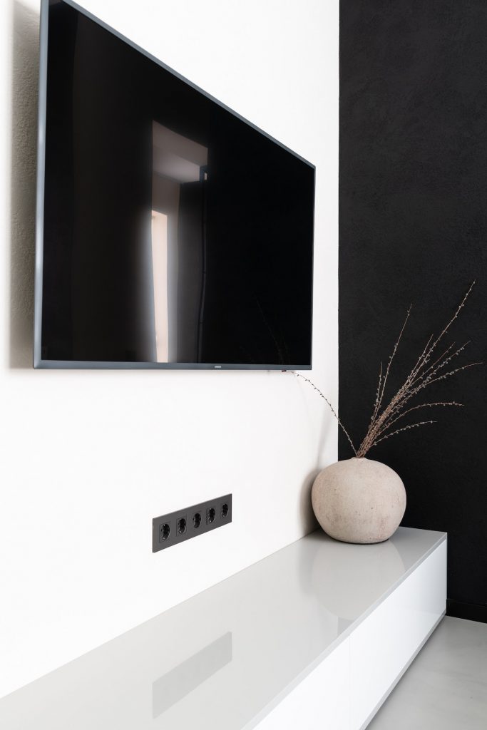 flat tv on a wall mount
